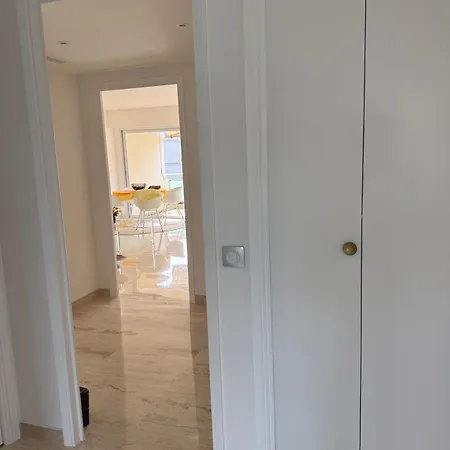 Spacious 2-bedroom Sea View With Parking In Palm Apartment *